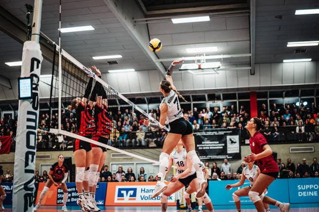 Volleyball Frauen Saison 2025 2026 Volleyball Bundesliga ETV Hamburger Volksbank Volleys vs. USC Münster 22.01.2026 Elena Kömmling ( 7, USC Münster) beim Angriff Hamburg Sporthalle Hoheluft Hamburg Deutschland