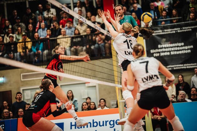 Volleyball Frauen Saison 2025 2026 Volleyball Bundesliga ETV Hamburger Volksbank Volleys vs. USC Münster 22.01.2026 Svea Frobel ( 11, ETV Hamburger Volksbank Volleys) beim Angriff Hamburg Sporthalle Hoheluft Hamburg Deutschland
