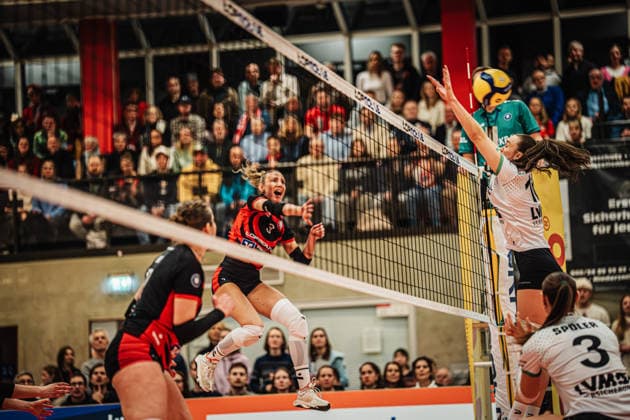 Volleyball Frauen Saison 2025 2026 Volleyball Bundesliga ETV Hamburger Volksbank Volleys vs. USC Münster 22.01.2026 Lina Köster ( 3, ETV Hamburger Volksbank Volleys) beim Angriff Hamburg Sporthalle Hoheluft Hamburg Deutschland