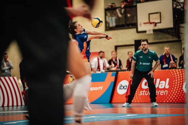 Volleyball Frauen Saison 2025 2026 Volleyball Bundesliga ETV Hamburger Volksbank Volleys vs. USC Münster 22.01.2026 Sarah Stiriz ( 4, ETV Hamburger Volksbank Volleys) spielt den Ball Hamburg Sporthalle Hoheluft Hamburg Deutschland