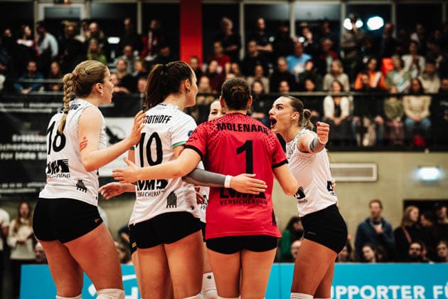 Volleyball Frauen Saison 2025 2026 Volleyball Bundesliga ETV Hamburger Volksbank Volleys vs. USC Münster 22.01.2026 Münster jubelt, rechts Elena Kömmling ( 7, USC Münster) Hamburg Sporthalle Hoheluft Hamburg Deutschland