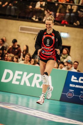 Volleyball Frauen Saison 2025 2026 Volleyball Bundesliga ETV Hamburger Volksbank Volleys vs. USC Münster 22.01.2026 Zoe Konjer ( 8, ETV Hamburger Volksbank Volleys) wärmt sich auf Hamburg Sporthalle Hoheluft Hamburg Deutschland