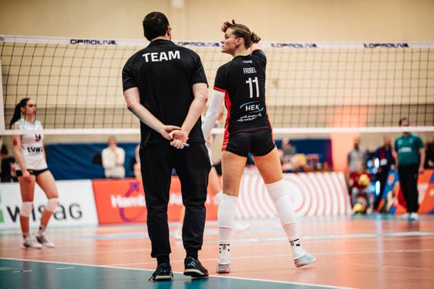 Volleyball Frauen Saison 2025 2026 Volleyball Bundesliga ETV Hamburger Volksbank Volleys vs. USC Münster 22.01.2026 v.l. Trainer Markus Friedrich (ETV Hamburger Volksbank Volleys) und Svea Frobel ( 11, ETV Hamburger Volksbank Volleys) im Gespräch Hamburg Sporthalle Hoheluft Hamburg Deutschland