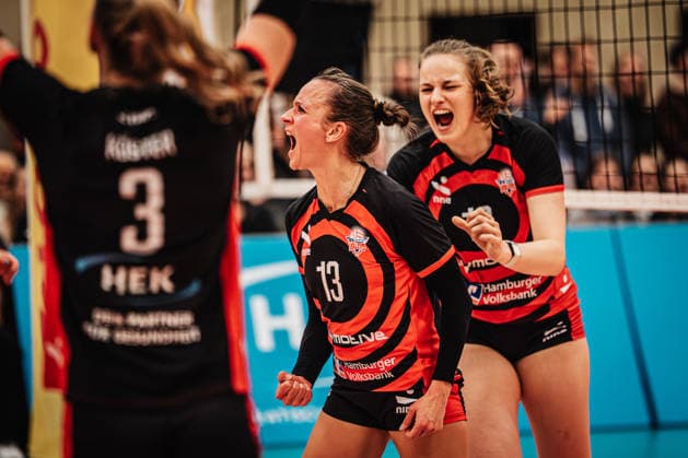 Volleyball Frauen Saison 2025 2026 Volleyball Bundesliga ETV Hamburger Volksbank Volleys vs. USC Münster 22.01.2026 Jubel beim ETV v.l. Lina Köster ( 3, ETV Hamburger Volksbank Volleys), Kathleen Weiß ( 13, ETV Hamburger Volksbank Volleys) und Lena Liegert ( 10, ETV Hamburger Volksbank Volleys) Hamburg Sporthalle Hoheluft Hamburg Deutschland