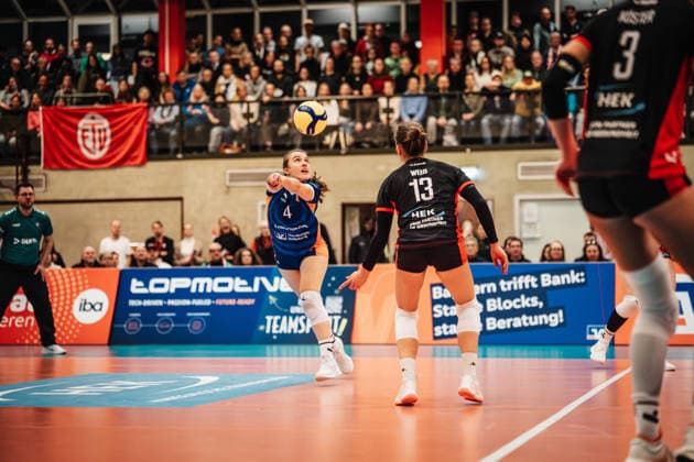 Volleyball Frauen Saison 2025 2026 Volleyball Bundesliga ETV Hamburger Volksbank Volleys vs. USC Münster 22.01.2026 Sarah Stiriz ( 4, ETV Hamburger Volksbank Volleys) spielt den Ball Hamburg Sporthalle Hoheluft Hamburg Deutschland