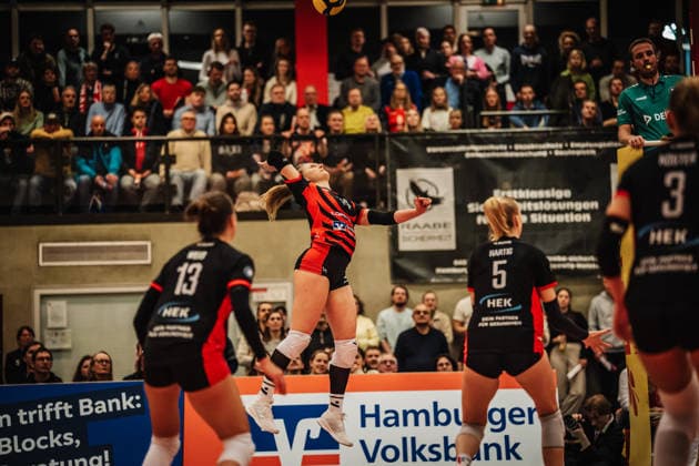 Volleyball Frauen Saison 2025 2026 Volleyball Bundesliga ETV Hamburger Volksbank Volleys vs. USC Münster 22.01.2026 Fiona Dittmann ( 14, ETV Hamburger Volksbank Volleys) beim Angriff Hamburg Sporthalle Hoheluft Hamburg Deutschland