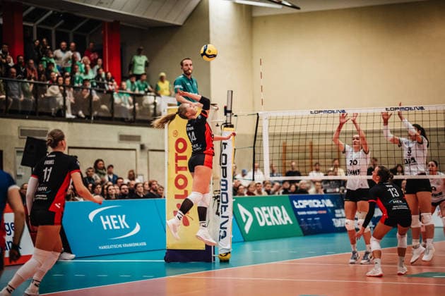 Volleyball Frauen Saison 2025 2026 Volleyball Bundesliga ETV Hamburger Volksbank Volleys vs. USC Münster 22.01.2026 Fiona Dittmann ( 14, ETV Hamburger Volksbank Volleys) beim Angriff Hamburg Sporthalle Hoheluft Hamburg Deutschland