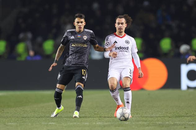 21.01.2026, Fussball UEFA Champions League, Qarabag Agdam FK - Eintracht Frankfurt, v.l., Camilo Duran (Qarabag Agdam FK), Arthur Theate (Eintracht Frankfurt) DFL DFB REGULATIONS PROHIBIT ANY USE OF PHOTOGRAPHS AS IMAGE SEQUENCES AND OR QUASI-VIDEO. xdcx Copyright: HMBxMedia Claus