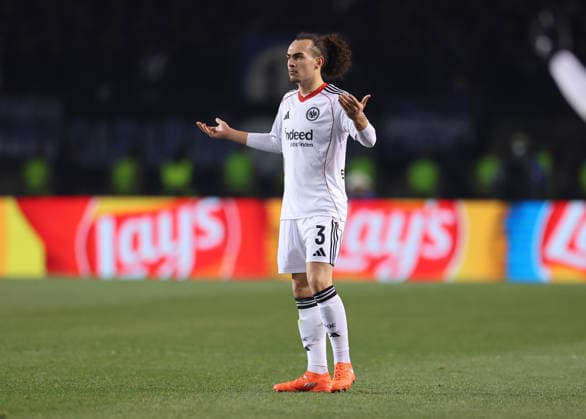 21.01.2026, Fussball UEFA Champions League, Qarabag Agdam FK - Eintracht Frankfurt, v.l., Arthur Theate (Eintracht Frankfurt) gibt Anweisungen, gestikuliert, mit den Armen gestikulieren, gives instructions, gesticulate DFL DFB REGULATIONS PROHIBIT ANY USE OF PHOTOGRAPHS AS IMAGE SEQUENCES AND OR QUASI-VIDEO. xdcx Copyright: HMBxMedia Claus