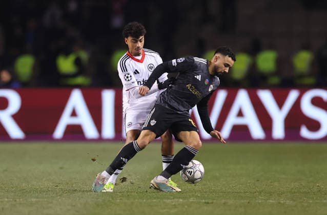 21.01.2026, Fussball UEFA Champions League, Qarabag Agdam FK - Eintracht Frankfurt, v.l., Nathaniel Brown (Eintracht Frankfurt), Leandro Andrade (Qarabag Agdam FK) DFL DFB REGULATIONS PROHIBIT ANY USE OF PHOTOGRAPHS AS IMAGE SEQUENCES AND OR QUASI-VIDEO. xdcx Copyright: HMBxMedia Claus