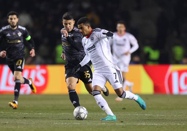 21.01.2026, Fussball UEFA Champions League, Qarabag Agdam FK - Eintracht Frankfurt, v.l., Pedro Bicalho (Qarabag Agdam FK), Ansgar Knauff (Eintracht Frankfurt) DFL DFB REGULATIONS PROHIBIT ANY USE OF PHOTOGRAPHS AS IMAGE SEQUENCES AND OR QUASI-VIDEO. xdcx Copyright: HMBxMedia Claus