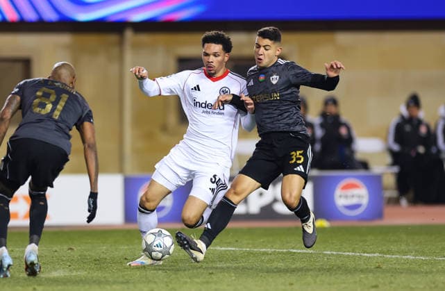 21.01.2026, Fussball UEFA Champions League, Qarabag Agdam FK - Eintracht Frankfurt, v.l., Pharell Nnamdi Collins (Eintracht Frankfurt), Pedro Bicalho (Qarabag Agdam FK) DFL DFB REGULATIONS PROHIBIT ANY USE OF PHOTOGRAPHS AS IMAGE SEQUENCES AND OR QUASI-VIDEO. xdcx Copyright: HMBxMedia Claus