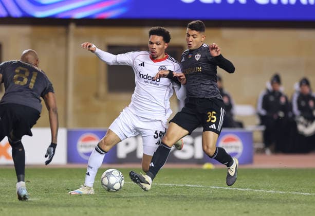 21.01.2026, Fussball UEFA Champions League, Qarabag Agdam FK - Eintracht Frankfurt, v.l., Pharell Nnamdi Collins (Eintracht Frankfurt), Pedro Bicalho (Qarabag Agdam FK) DFL DFB REGULATIONS PROHIBIT ANY USE OF PHOTOGRAPHS AS IMAGE SEQUENCES AND OR QUASI-VIDEO. xdcx Copyright: HMBxMedia Claus