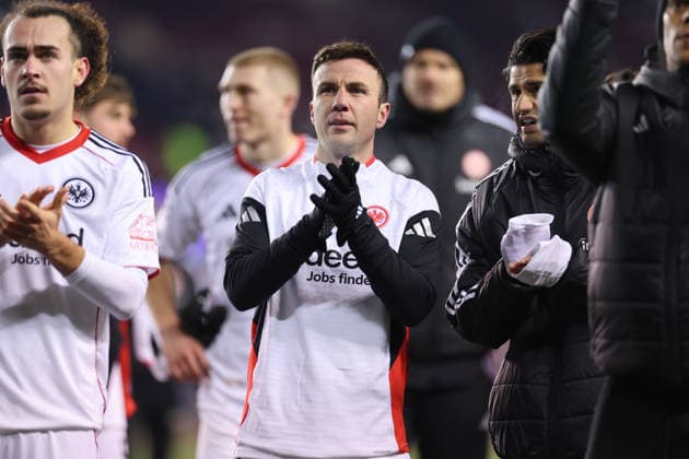 21.01.2026, Fussball UEFA Champions League, Qarabag Agdam FK - Eintracht Frankfurt, v.l., Mario Götze (Eintracht Frankfurt) bedankt sich bei den Fans, bedanken, Dank, Mannschaft nach dem Spiel, after the match, bedankt sich bei den Fans, applauds the fans DFL DFB REGULATIONS PROHIBIT ANY USE OF PHOTOGRAPHS AS IMAGE SEQUENCES AND OR QUASI-VIDEO. xdcx Copyright: HMBxMedia Claus
