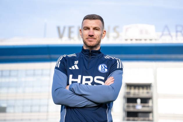 22.01.2026, Fussball, 2. Bundesliga, Saison 2025 2026, Offizielle Vorstellung: Edin DÅ¾eko Dzeko beim FC Schalke 04, Edin DÅ¾eko (FC Schalke 04) vor der Arena, xRHR-FOTO TKx