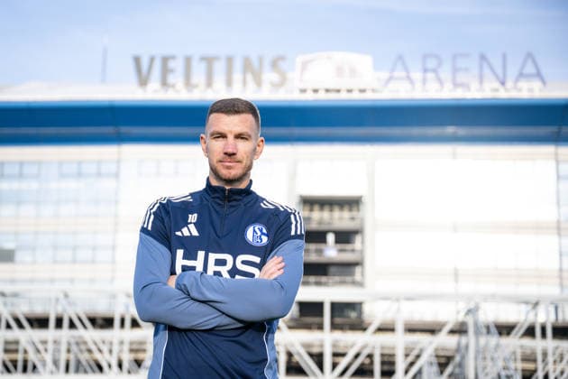 22.01.2026, Fussball, 2. Bundesliga, Saison 2025 2026, Offizielle Vorstellung: Edin DÅ¾eko Dzeko beim FC Schalke 04, Edin DÅ¾eko (FC Schalke 04) vor der Arena, xRHR-FOTO TKx