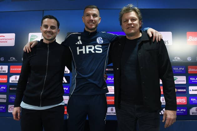Vorstellung von Edin Dzeko beim FC Schalke 04 am 22.01.2026 in der Veltins Arena in Gelsenkirchen Maximilian Lüftl ( Leiter Scouting und Transfers Schalke ), links - Edin Dzeko ( Schalke ), mitte - Youri Mulder ( Direktor Profifußball Schalke ), rechts *** Presentation of Edin Dzeko at FC Schalke 04 on 22 01 2026 in the Veltins Arena in Gelsenkirchen Maximilian Lüftl Head of Scouting and Transfers Schalke , left Edin Dzeko Schalke , center Youri Mulder Director Professional Football Schalke , right xRx