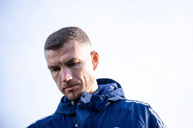 22.01.2026, Fussball, 2. Bundesliga, Saison 2025 2026, Offizielle Vorstellung: Edin DÅ¾eko Dzeko beim FC Schalke 04, Edin DÅ¾eko (FC Schalke 04) vor der Arena, xRHR-FOTO TKx