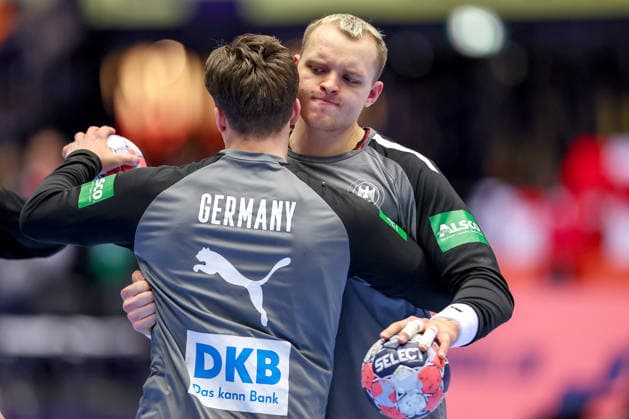 22.01.2026, Handball, Men s EHF EURO 2026, Deutschland - Portugal, Jyske Bank Boxen in Herning, Dänemark, Main Round: Nils Lichtlein (Germany 03) umarmt Justus Fischer (Germany 54) Dänemark