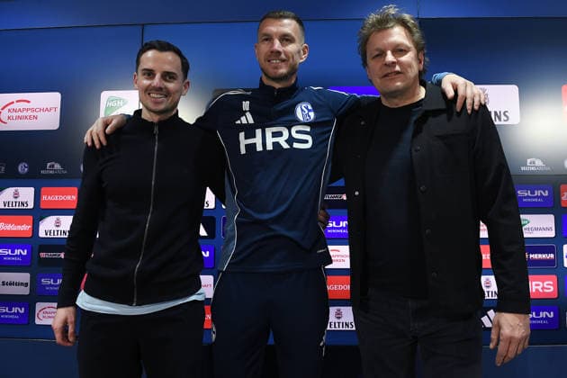 Vorstellung von Edin Dzeko beim FC Schalke 04 am 22.01.2026 in der Veltins Arena in Gelsenkirchen Maximilian Lüftl ( Leiter Scouting und Transfers Schalke ), links - Edin Dzeko ( Schalke ), mitte - Youri Mulder ( Direktor Profifußball Schalke ), rechts
