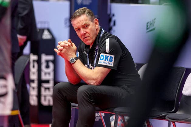 22.01.2026, Handball, Men s EHF EURO 2026, Deutschland - Portugal, Jyske Bank Boxen in Herning, Dänemark, Main Round: Headcoach Alfred Gislason (Germany hc) sitzt angespannt am Spielfeldrand Dänemark