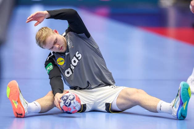22.01.2026, Handball, Men s EHF EURO 2026, Deutschland - Portugal, Jyske Bank Boxen in Herning, Dänemark, Main Round: Matthes Langhoff (Germany 13) macht Dehnübungen Dänemark