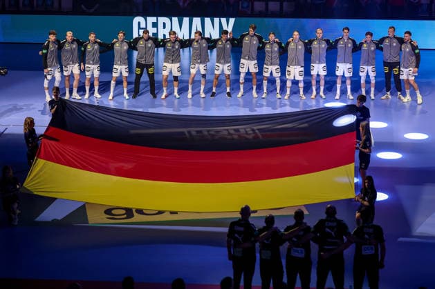 22.01.2026, Handball, Men s EHF EURO 2026, Deutschland - Portugal, Jyske Bank Boxen in Herning, Dänemark, Main Round: Das deutsche Team steht bei der Nationalhymne Arm in Arm zusammen. Dänemark