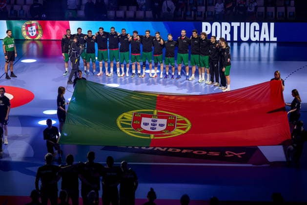22.01.2026, Handball, Men s EHF EURO 2026, Deutschland - Portugal, Jyske Bank Boxen in Herning, Dänemark, Main Round: Das Portugisische Team steht bei der Nationalhymne Arm in Arm zusammen. Dänemark