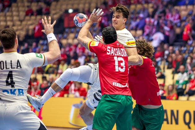 22.01.2026, Handball, Men s EHF EURO 2026, Deutschland - Portugal, Jyske Bank Boxen in Herning, Dänemark, Main Round: Julian Köster (Germany 18) im Zweikampf gegen Rocha Nogueira (Portugal 13) Dänemark