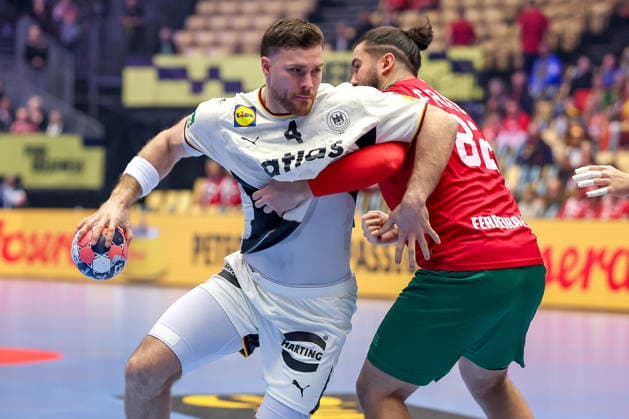 22.01.2026, Handball, Men s EHF EURO 2026, Deutschland - Portugal, Jyske Bank Boxen in Herning, Dänemark, Main Round: Johannes Golla (Germany 04) im Zweikampf gegen Luis Diogo Sousa Frade (Portugal 82) Dänemark