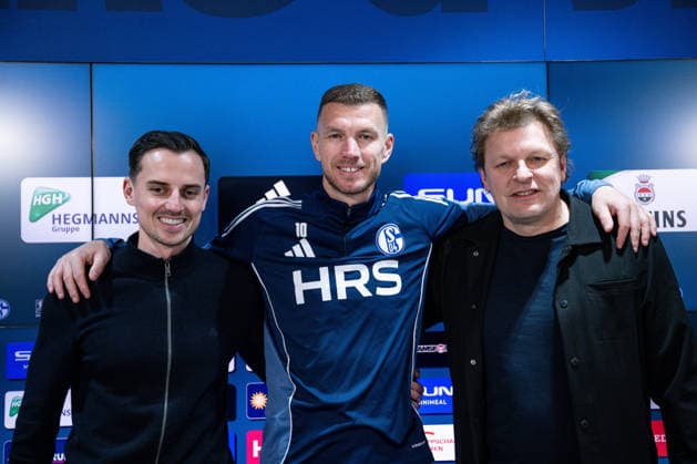 22.01.2026, Fussball, 2. Bundesliga, Saison 2025 2026, Offizielle Vorstellung: Edin DÅ¾eko Dzeko beim FC Schalke 04, Kaderplaner Maximilian Lüftl (FC Schalke 04), Edin DÅ¾eko (FC Schalke 04), Direktor Profifussball Youri Mulder (FC Schalke 04) xRHR-FOTO TKx