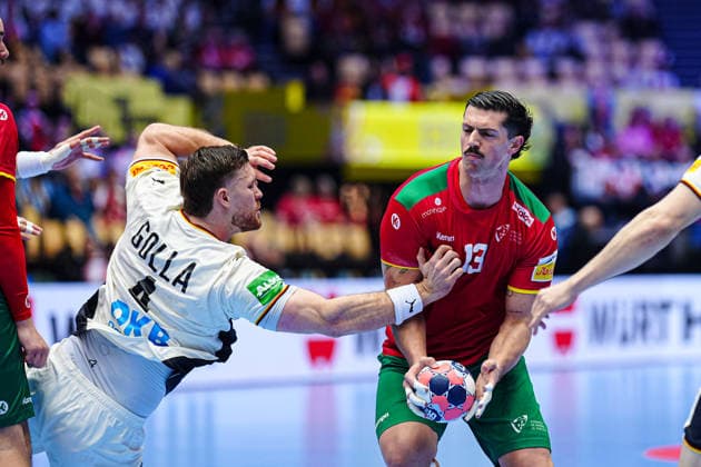 Johannes Golla (Deutschland, 04), Salvador Salvador (Portugal, 13) DEN, Deutschland vs. Portugal, Handball, EHF Europameisterschaft 2026, Hauptrunde, Spieltag 1, 22.01.2026 DEN, Deutschland vs. Portugal, Handball, EHF Europameisterschaft 2026, Hauptrunde, Spieltag 1, 22.01.2026 Herning Copyright: xEibner-Pressefoto MarcelxvonxFehrnx EP_MFN