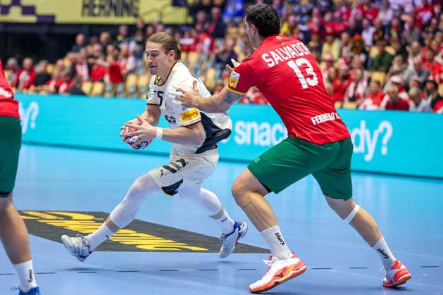 22.01.2026, Handball, Men s EHF EURO 2026, Deutschland - Portugal, Jyske Bank Boxen in Herning, Dänemark, Main Round: Juri Knorr (Germany 15) im Zweikampf gegen Rocha Nogueira (Portugal 13) Dänemark
