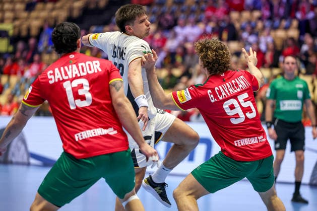 22.01.2026, Handball, Men s EHF EURO 2026, Deutschland - Portugal, Jyske Bank Boxen in Herning, Dänemark, Main Round: Renars Uscins (Germany 23) im Zweikampf gegen Rocha Nogueira (Portugal 13) Gabriel Oliveira Cavalcanti (Portugal 95) Dänemark
