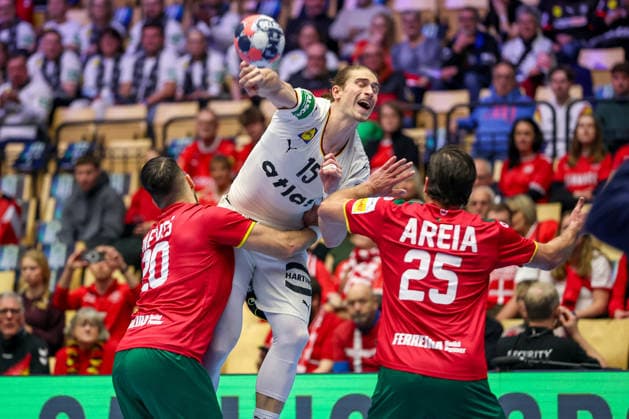22.01.2026, Handball, Men s EHF EURO 2026, Deutschland - Portugal, Jyske Bank Boxen in Herning, Dänemark, Main Round: Juri Knorr (Germany 15) im Zweikampf gegen Miguel Jose Soares Neves (Portugal 20) Antonio Antunes Baeta Rodrigues Areia (Portugal 25) Dänemark