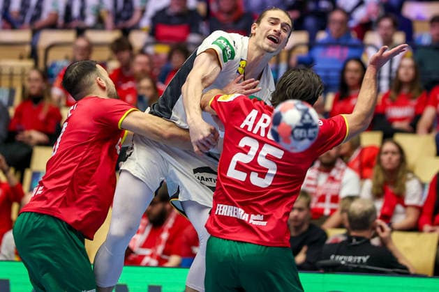 22.01.2026, Handball, Men s EHF EURO 2026, Deutschland - Portugal, Jyske Bank Boxen in Herning, Dänemark, Main Round: Juri Knorr (Germany 15) im Zweikampf gegen Miguel Jose Soares Neves (Portugal 20) Antonio Antunes Baeta Rodrigues Areia (Portugal 25) Dänemark