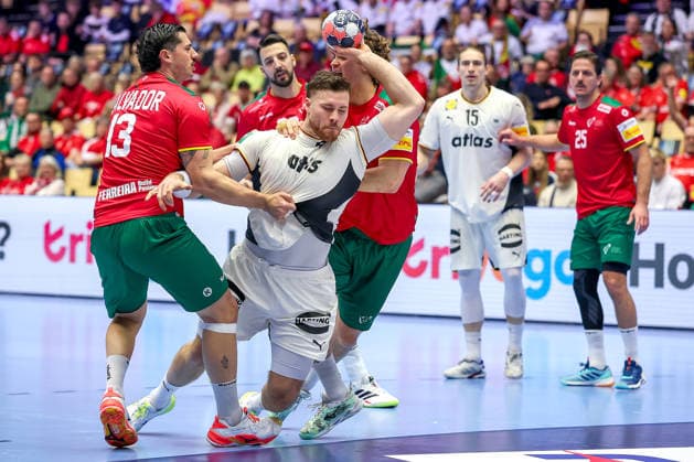 22.01.2026, Handball, Men s EHF EURO 2026, Deutschland - Portugal, Jyske Bank Boxen in Herning, Dänemark, Main Round: Johannes Golla (Germany 04) im Zweikampf gegen Rocha Nogueira (Portugal 13) Gabriel Oliveira Cavalcanti (Portugal 95) Dänemark