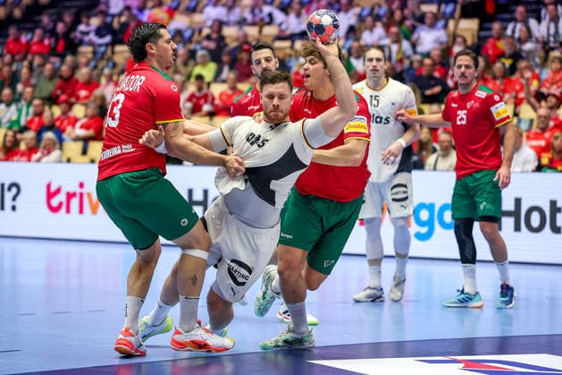 22.01.2026, Handball, Men s EHF EURO 2026, Deutschland - Portugal, Jyske Bank Boxen in Herning, Dänemark, Main Round: Johannes Golla (Germany 04) im Zweikampf gegen Rocha Nogueira (Portugal 13) Gabriel Oliveira Cavalcanti (Portugal 95) Dänemark