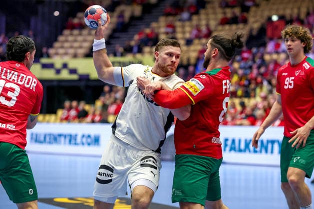22.01.2026, Handball, Men s EHF EURO 2026, Deutschland - Portugal, Jyske Bank Boxen in Herning, Dänemark, Main Round: Johannes Golla (Germany 04) im Zweikampf gegen Luis Diogo Sousa Frade (Portugal 82) Dänemark