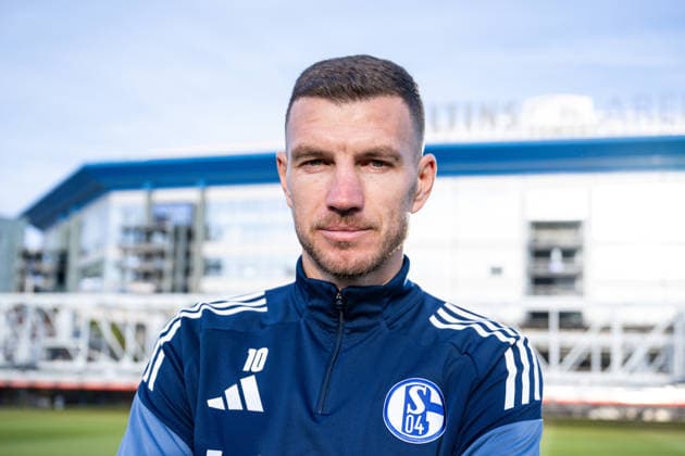 22.01.2026, Fussball, 2. Bundesliga, Saison 2025 2026, Offizielle Vorstellung: Edin DÅ¾eko Dzeko beim FC Schalke 04, Edin DÅ¾eko (FC Schalke 04) vor der Arena, xRHR-FOTO TKx