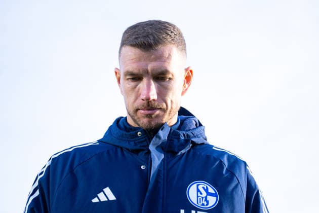 22.01.2026, Fussball, 2. Bundesliga, Saison 2025 2026, Offizielle Vorstellung: Edin DÅ¾eko Dzeko beim FC Schalke 04, Edin DÅ¾eko (FC Schalke 04) vor der Arena, xRHR-FOTO TKx