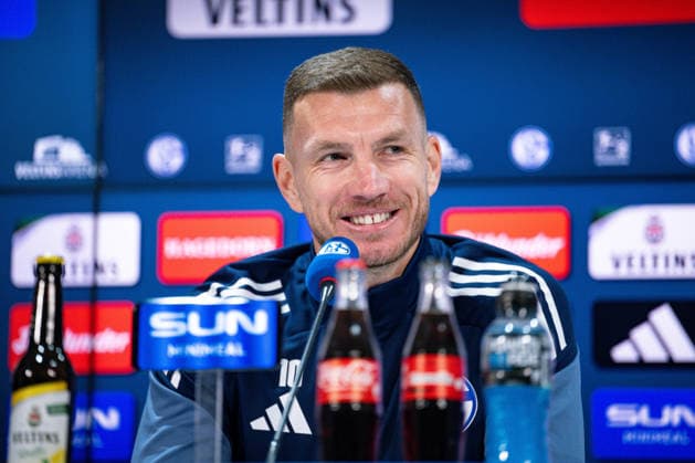 22.01.2026, Fussball, 2. Bundesliga, Saison 2025 2026, Offizielle Vorstellung: Edin DÅ¾eko Dzeko beim FC Schalke 04, Edin DÅ¾eko (FC Schalke 04), xRHR-FOTO TKx