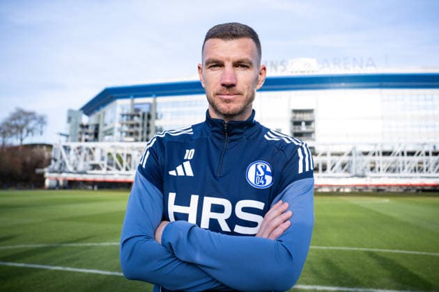 22.01.2026, Fussball, 2. Bundesliga, Saison 2025 2026, Offizielle Vorstellung: Edin DÅ¾eko Dzeko beim FC Schalke 04, Edin DÅ¾eko (FC Schalke 04) vor der Arena, xRHR-FOTO TKx