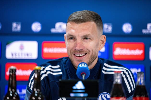 22.01.2026, Fussball, 2. Bundesliga, Saison 2025 2026, Offizielle Vorstellung: Edin DÅ¾eko Dzeko beim FC Schalke 04, Edin DÅ¾eko (FC Schalke 04), xRHR-FOTO TKx