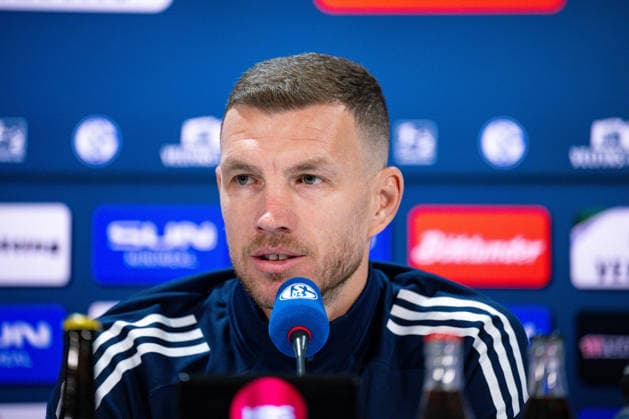 22.01.2026, Fussball, 2. Bundesliga, Saison 2025 2026, Offizielle Vorstellung: Edin DÅ¾eko Dzeko beim FC Schalke 04, Edin DÅ¾eko (FC Schalke 04), xRHR-FOTO TKx
