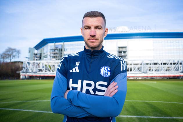 22.01.2026, Fussball, 2. Bundesliga, Saison 2025 2026, Offizielle Vorstellung: Edin DÅ¾eko Dzeko beim FC Schalke 04, Edin DÅ¾eko (FC Schalke 04) vor der Arena, xRHR-FOTO TKx