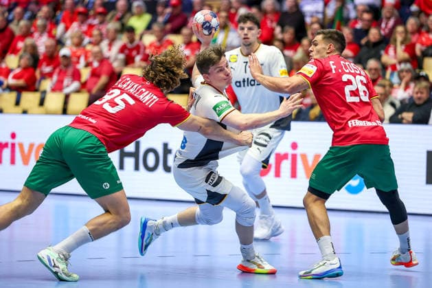 22.01.2026, Handball, Men s EHF EURO 2026, Deutschland - Portugal, Jyske Bank Boxen in Herning, Dänemark, Main Round: Nils Lichtlein (Germany 03) im Zweikampf gegen Gabriel Oliveira Cavalcanti (Portugal 95) Francisco Mota Costa (Portugal 26) Dänemark