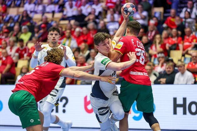 22.01.2026, Handball, Men s EHF EURO 2026, Deutschland - Portugal, Jyske Bank Boxen in Herning, Dänemark, Main Round: Nils Lichtlein (Germany 03) im Zweikampf gegen Gabriel Oliveira Cavalcanti (Portugal 95) Francisco Mota Costa (Portugal 26) Dänemark