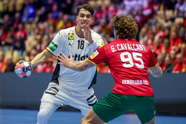 22.01.2026, Handball, Men s EHF EURO 2026, Deutschland - Portugal, Jyske Bank Boxen in Herning, Dänemark, Main Round: Julian Köster (Germany 18) im Zweikampf gegen Gabriel Oliveira Cavalcanti (Portugal 95) Dänemark