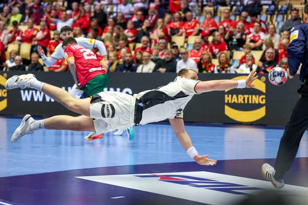 22.01.2026, Handball, Men s EHF EURO 2026, Deutschland - Portugal, Jyske Bank Boxen in Herning, Dänemark, Main Round: Justus Fischer (Germany 54) springt dem Ball nach Dänemark